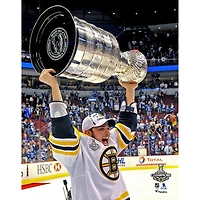 Photo non signée de Tyler Seguin, des Bruins Boston, champions la coupe Stanley 2011, soulevant