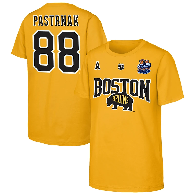 T-shirt Youth Fanatics David Pastrnak Gold Boston Bruins Alternate Captain 2026 Stadium Series