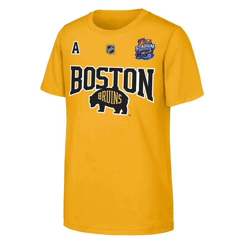 T-shirt Youth Fanatics David Pastrnak Gold Boston Bruins Alternate Captain 2026 Stadium Series