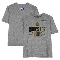 Maillot gris à manches courtes « Hoops For Troops » officiel des Boston Celtics pour la saison NBA 2025-2026