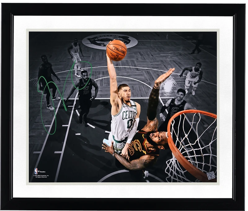 Photo dédicacée de Jayson Tatum (Boston Celtics), format horizontal 16" x 20", le montrant en train de dunker face à LeBron James.