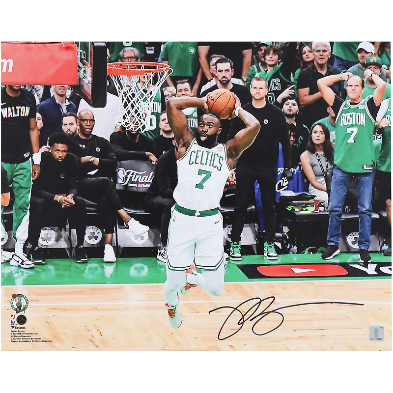 Photo dédicacée de Jaylen Brown (Boston Celtics) lors des finales NBA 2024 (40,6 x 50,8 cm), le montrant en train de dunker