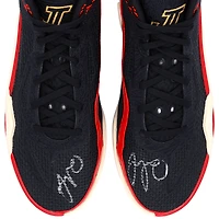 Chaussures Jordan Brand noires et rouges dédicacées par Jayson Tatum des Boston Celtics lors du match contre le Miami Heat le 21 mai 2023