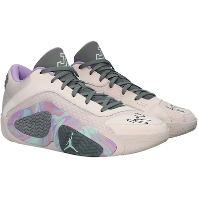Chaussures Jordan roses dédicacées par Jayson Tatum des Boston Celtics lors du match contre les Cleveland Cavaliers, le 9 mai 2024.