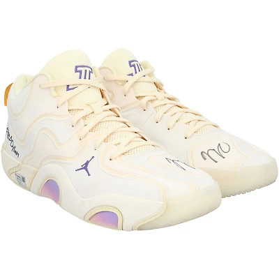 Chaussures Jordan beiges autographiées par Jayson Tatum, portées lors du match des Boston Celtics contre les Philadelphia 76ers le 20 février 2025