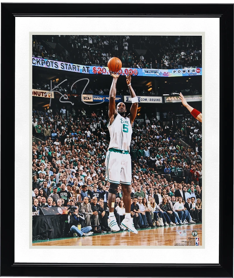 Photo dédicacée de Kevin Garnett (Boston Celtics) - Tir en blanc (40 x 50 cm)