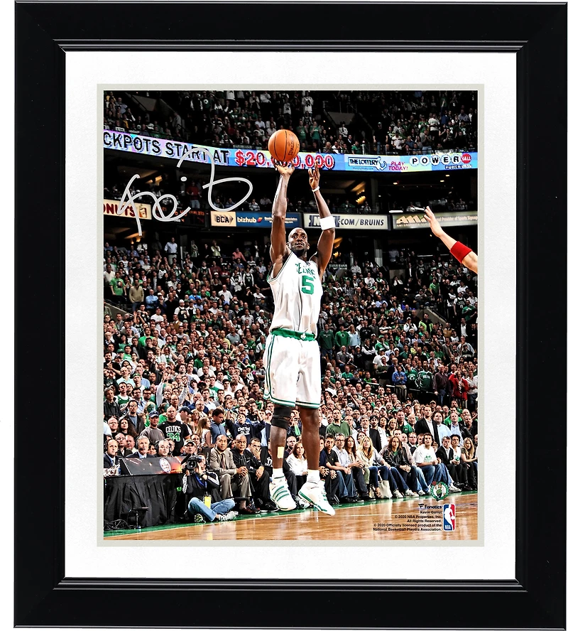Photographie autographiée de Kevin Garnett des Boston Celtics, prise de vue en blanc, 8" x 10"