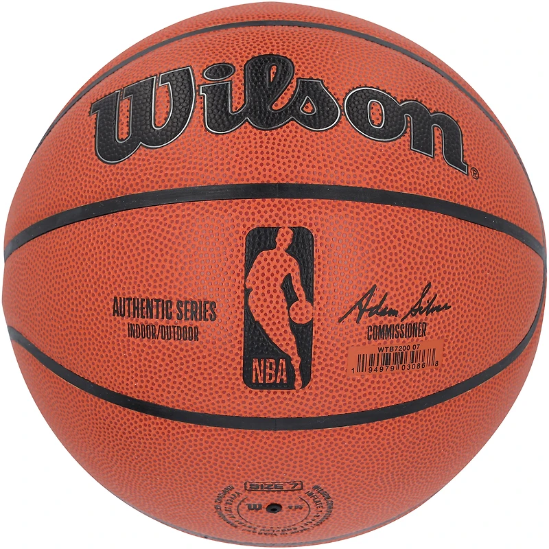 Ballon de basket-ball d'intérieur/extérieur Wilson Authentic Series autographié par Kevin Garnett des Boston Celtics avec inscription « HOF 20 »