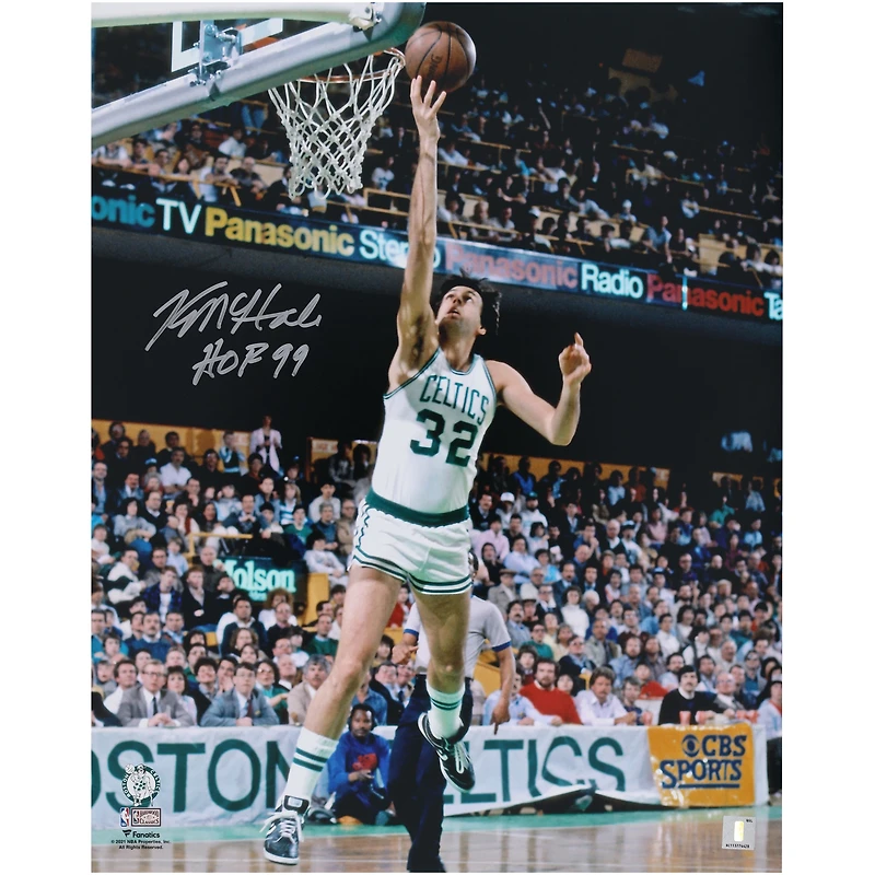 Photo dédicacée de Kevin McHale (Boston Celtics) - 40,6 x 50,8 cm (16 x 20 pouces) - Lay-up en maillot blanc - avec inscription « HOF 99 »
