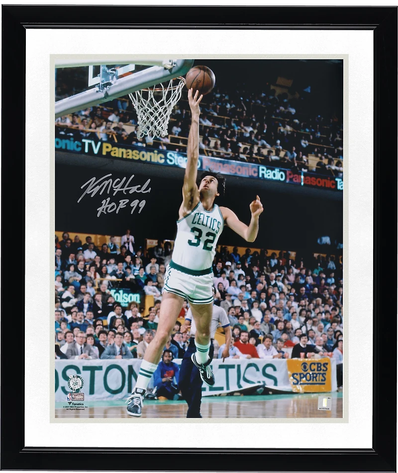 Photo dédicacée de Kevin McHale (Boston Celtics) - 40,6 x 50,8 cm (16 x 20 pouces) - Lay-up en maillot blanc - avec inscription « HOF 99 »