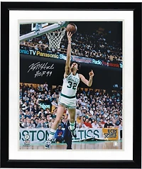 Photo dédicacée de Kevin McHale (Boston Celtics) - 40,6 x 50,8 cm (16 x 20 pouces) - Lay-up en maillot blanc - avec inscription « HOF 99 »