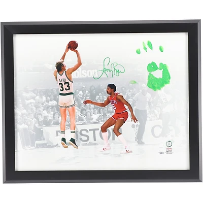 Impression sur toile autographiée de Larry Bird Boston Celtics Shot vs. Dr. J 20" x 24" avec peinture acrylique verte