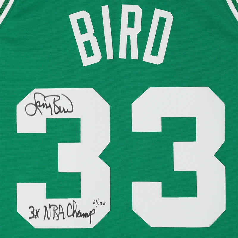 Maillot authentique autographié par Larry Bird Boston Celtics Mitchell & Ness 1985-1986 vert avec inscription « 3x NBA Champ » - Édition limitée à 133 exemplaires