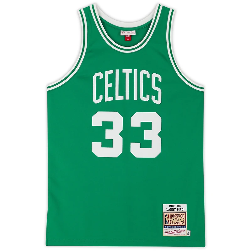 Maillot authentique dédicacé par Larry Bird Boston Celtics Mitchell & Ness 1985-1986 vert avec inscriptions multiples - Édition limitée à 33 exemplaires