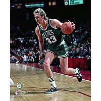 Photographie non signée de Larry Bird des Boston Celtics conduisant au panier