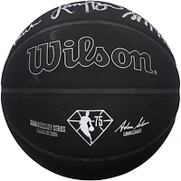 Ballon de basket-ball noir Wilson, logo 75e anniversaire, autographié par Larry Bird, Robert Parish et Kevin McHale des Celtics de Boston.