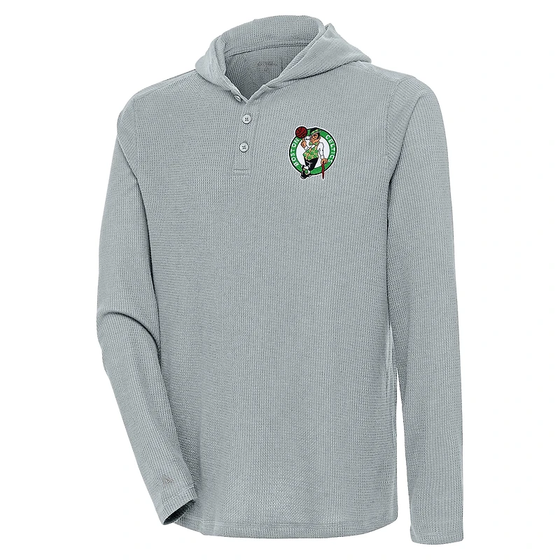 T-shirt à capuche Henley manches longues Antigua Grey Boston Celtics Strong Hold pour homme