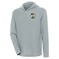 T-shirt à capuche Henley manches longues Antigua Grey Boston Celtics Strong Hold pour homme