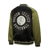 Veste Mitchell & Ness olive/noir Boston Celtics Clutch Satin Raglan Full-Snap pour homme