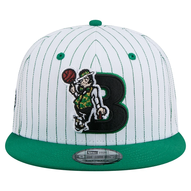 Casquette snapback New Era Deceptor 9FIFTY blanche à rayures fines pour homme des Boston Celtics