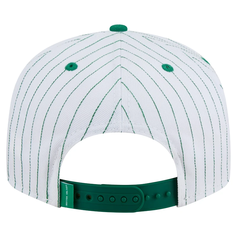 Casquette snapback New Era Deceptor 9FIFTY blanche à rayures fines pour homme des Boston Celtics