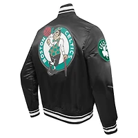 Veste universitaire en satin à boutons-pression complets Pro Standard Boston Celtics Script Tail pour hommes