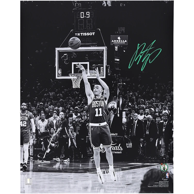 Photo en noir et blanc autographiée de Payton Pritchard (Boston Celtics), 40 x 50 cm, lors du match 5, marquant le panier au buzzer.
