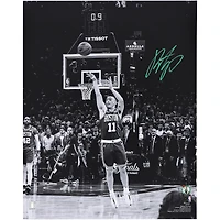 Photo en noir et blanc autographiée de Payton Pritchard (Boston Celtics), 40 x 50 cm, lors du match 5, marquant le panier au buzzer.