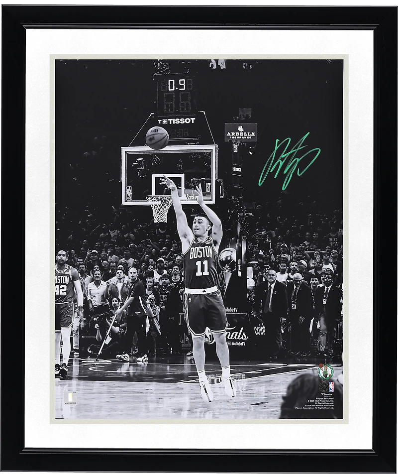 Photo en noir et blanc autographiée de Payton Pritchard (Boston Celtics), 40 x 50 cm, lors du match 5, marquant le panier au buzzer.