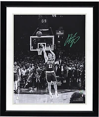 Photo en noir et blanc autographiée de Payton Pritchard (Boston Celtics), 40 x 50 cm, lors du match 5, marquant le panier au buzzer.