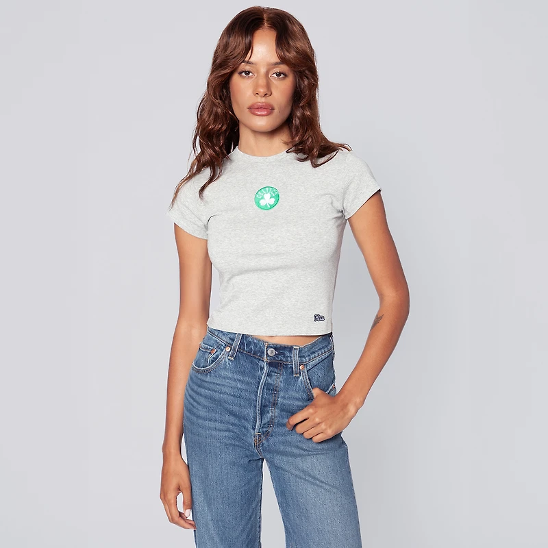T-shirt court bébé gris à petit logo des Boston Celtics de la marque Hype and Vice pour femmes