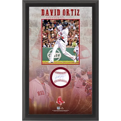 Collage sous cadre photo d'une balle de baseball autographiée par David Ortiz des Red Sox de Boston, à l'occasion de sa retraite