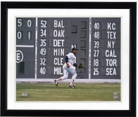 Photo autographiée de Jim Rice (Red Sox de Boston), format 40 x 50 cm, le représentant en train de jouer devant le Green Monster, avec inscription « HOF 09 ».