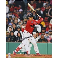Photo verticale autographiée de Masataka Yoshida, joueur des Red Sox de Boston, en train de frapper (40,6 x 50,8 cm).