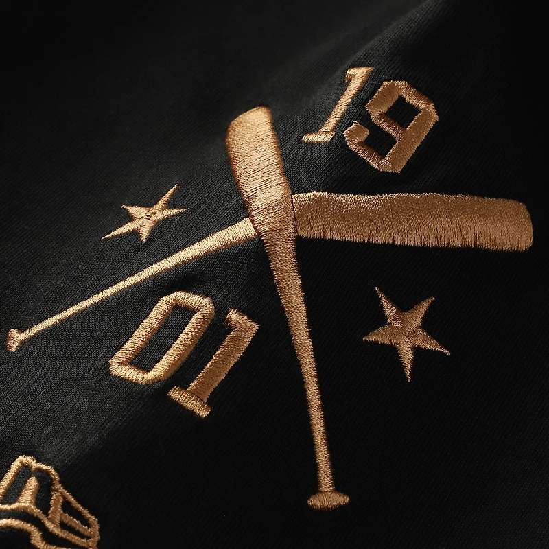 T-shirt New Era noir pour homme, logo Boston Red Sox bronze avec croix et chauves-souris.