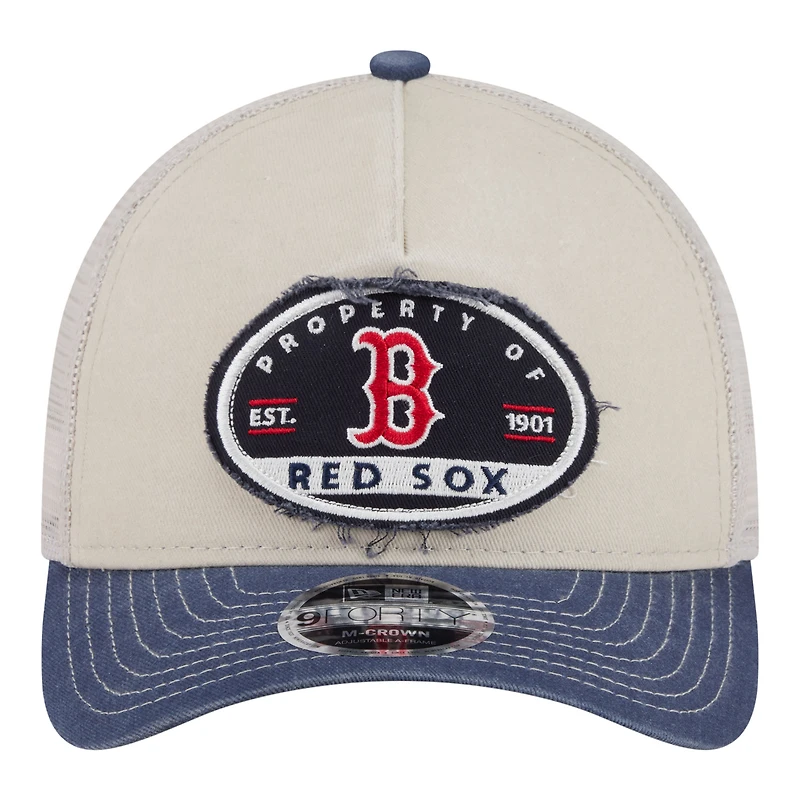 Casquette trucker New Era 9FORTY pour homme, beige clair/marine, Boston Red Sox, modèle Frayed M-Crown A-Frame. Modèle ajustable.