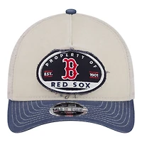 Casquette trucker New Era 9FORTY pour homme, beige clair/marine, Boston Red Sox, modèle Frayed M-Crown A-Frame. Modèle ajustable.