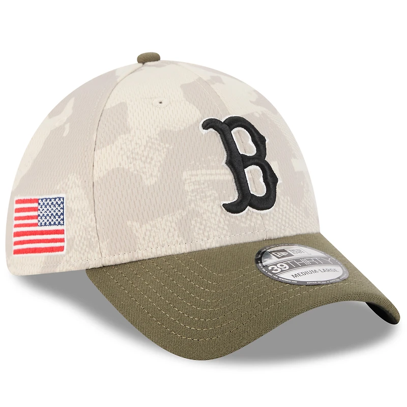 Casquette New Era 39THIRTY Flex beige clair/olive pour homme, Boston Red Sox 2025 Armed Forces Day
