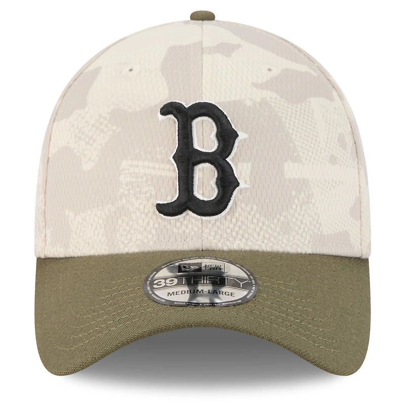 Casquette New Era 39THIRTY Flex beige clair/olive pour homme, Boston Red Sox 2025 Armed Forces Day
