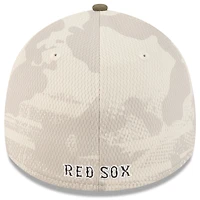 Casquette New Era 39THIRTY Flex beige clair/olive pour homme, Boston Red Sox 2025 Armed Forces Day