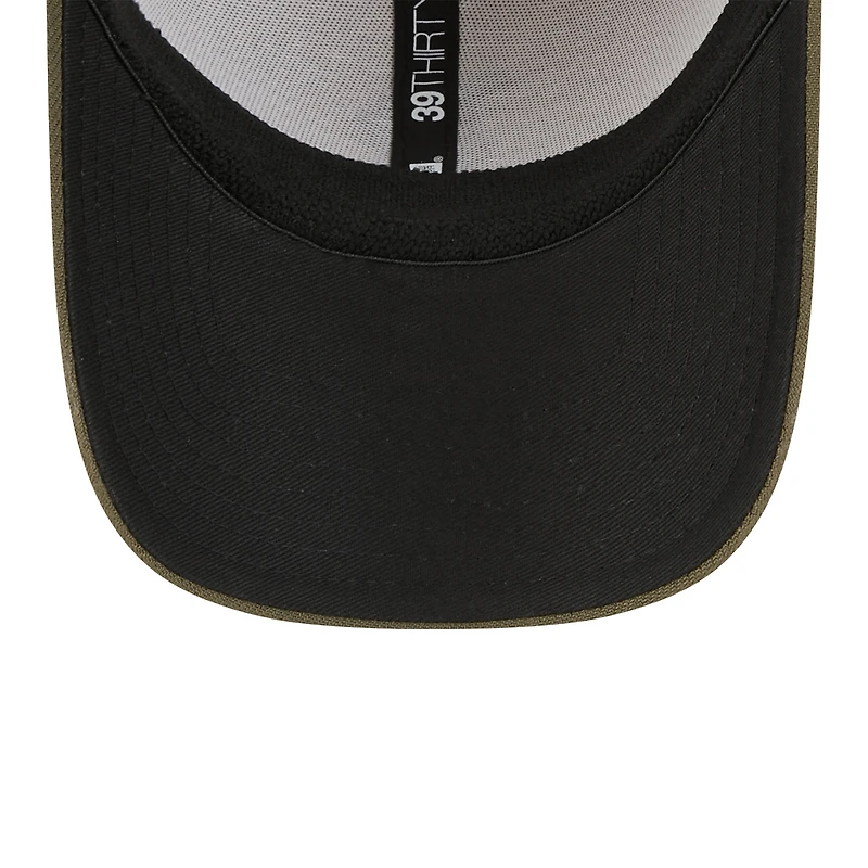 Casquette New Era 39THIRTY Flex beige clair/olive pour homme, Boston Red Sox 2025 Armed Forces Day