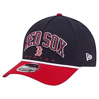 Casquette ajustable New Era Arch 9FORTY A-Frame M-Crown bleu marine/rouge pour homme des Boston Red Sox