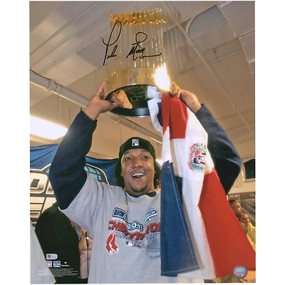 Photo autographiée de Pedro Martinez (Red Sox de Boston) - 40 x 50 cm (16 x 20 pouces) - tenant le trophée des Séries mondiales