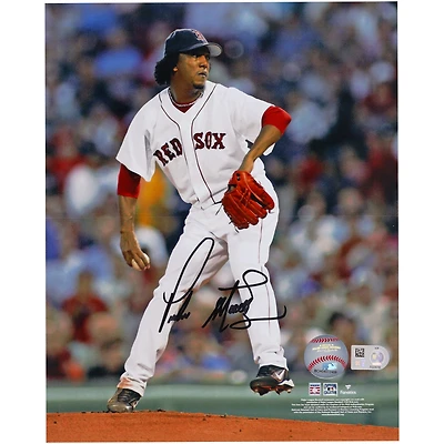 Photographie autographiée de Pedro Martinez des Red Sox de Boston, 8" x 10", en train de lancer un maillot blanc