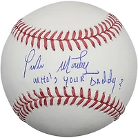 Balle de baseball autographiée par Pedro Martinez des Red Sox de Boston avec l'inscription « Qui est ton papa ? »