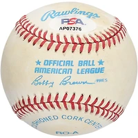 V106832 Balle de baseball autographiée par Ted Williams et Tom Brady des Red Sox avec l'inscription « Boston Strong » - Beckett Ted Williams