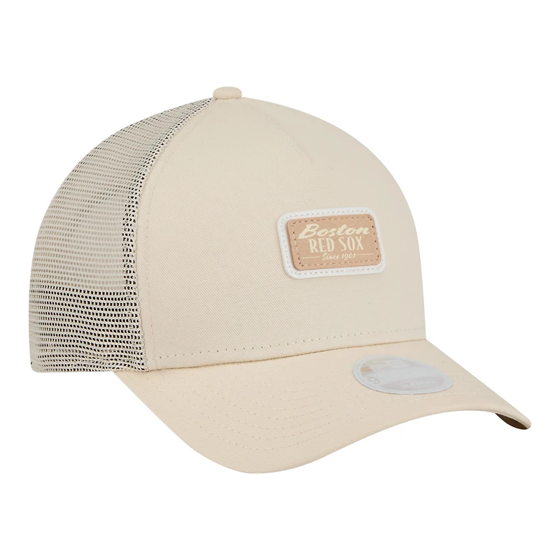 Casquette trucker ajustable New Era pour femme, beige clair, Boston Red Sox, écusson ton sur ton 9FORTY M-Crown, modèle A-Frame, avec patch M et couronne.