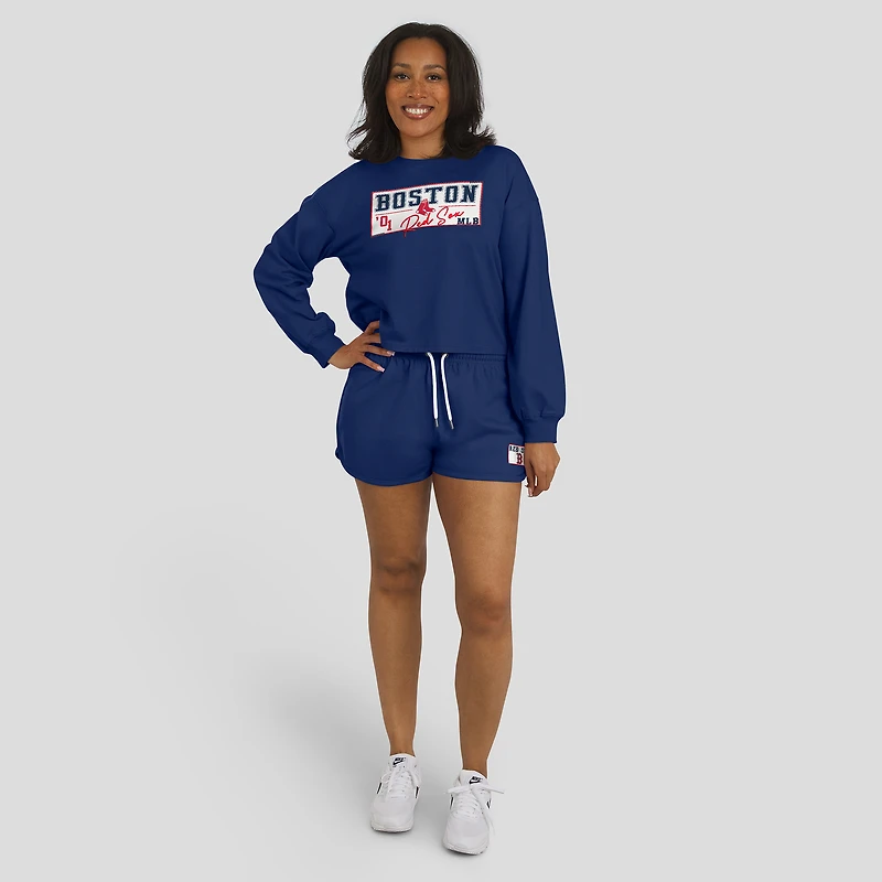 Ensemble de détente WEAR by Erin Andrews pour femme : maillot rugby épais Boston Red Sox bleu marine, t-shirt à manches longues court et short.