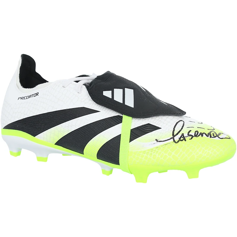 Crampons de football adidas Predator blancs autographiés par Casemiro, équipe nationale du Brésil