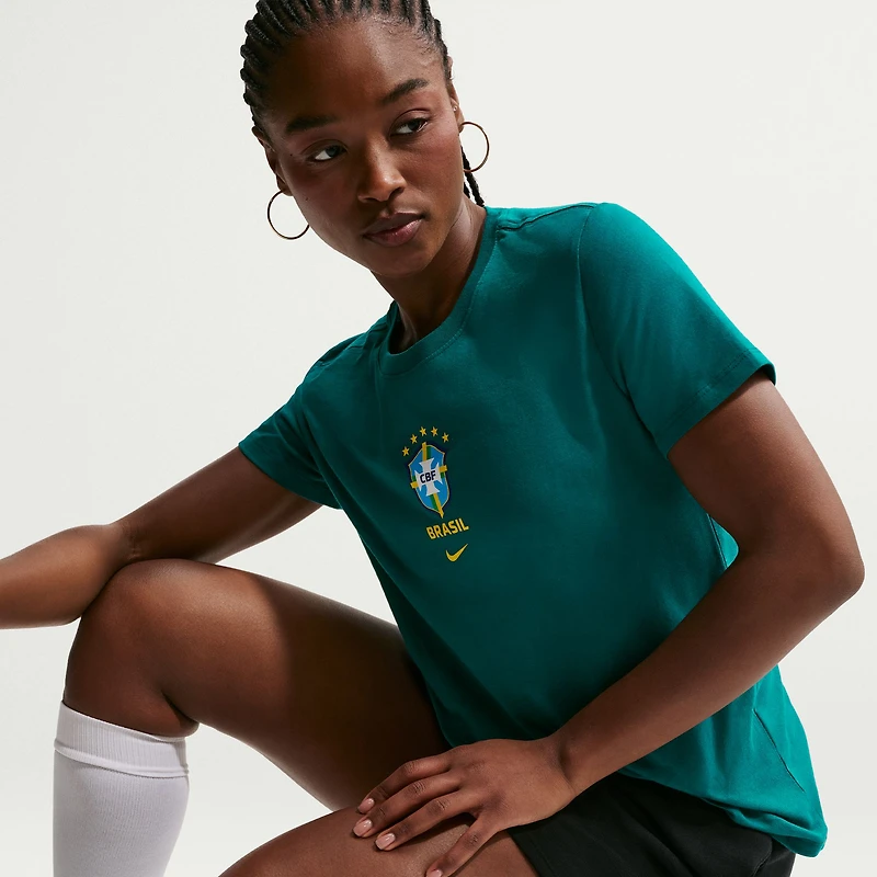 T-shirt Nike blanc pour femme avec l'écusson de l'équipe nationale du Brésil